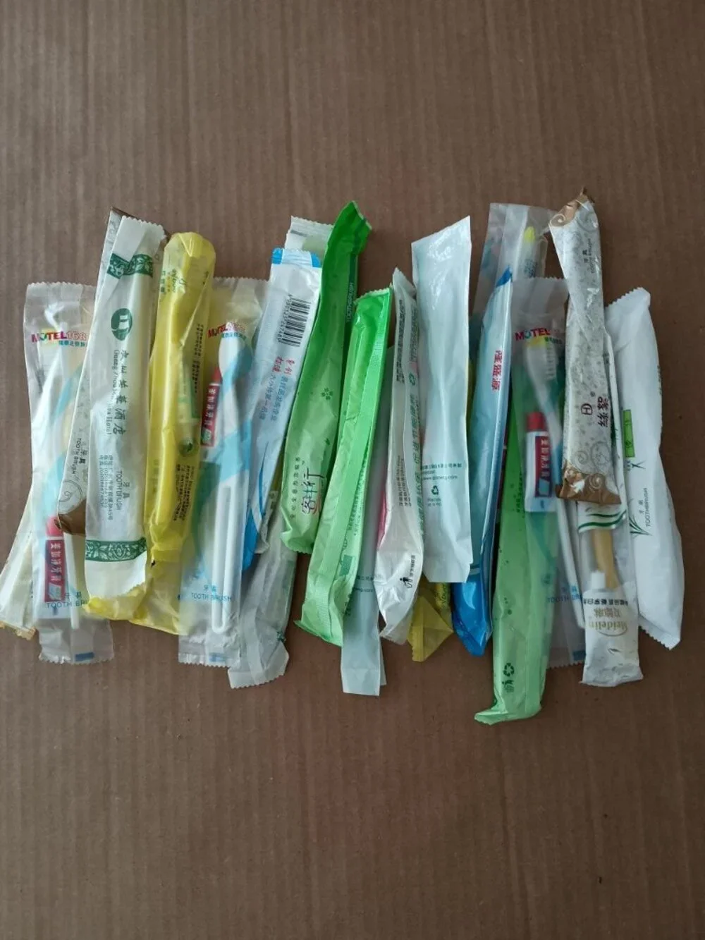 25 new old stock individually wrapped hotel toiletry toothbrushes